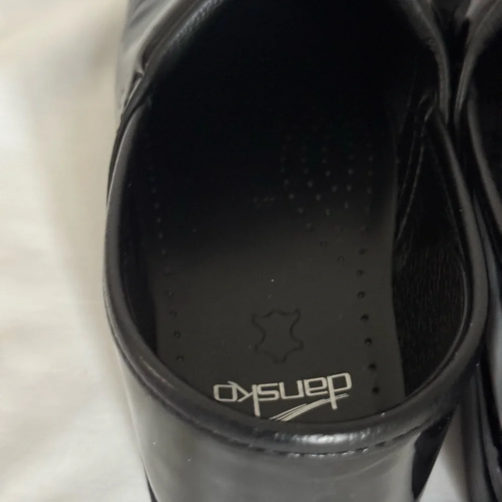 Dansko Black Patent Leather Staple Clogs Size 41 EUC - Picture 7 of 8